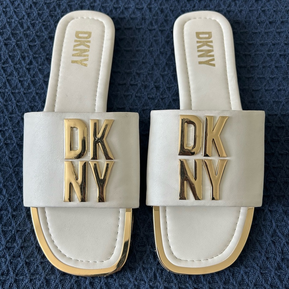 DKNY women shoe NWT size 6.5 floor model